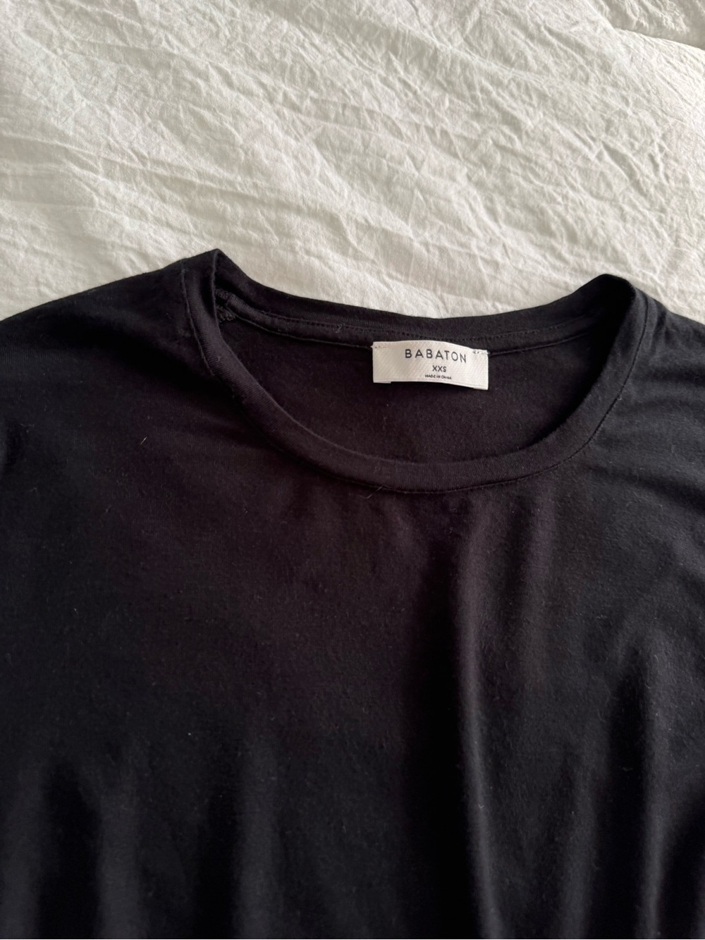 Aritzia Babaton Cropped Smocked Hem Crewneck Top - Black - Picture 5 of 9